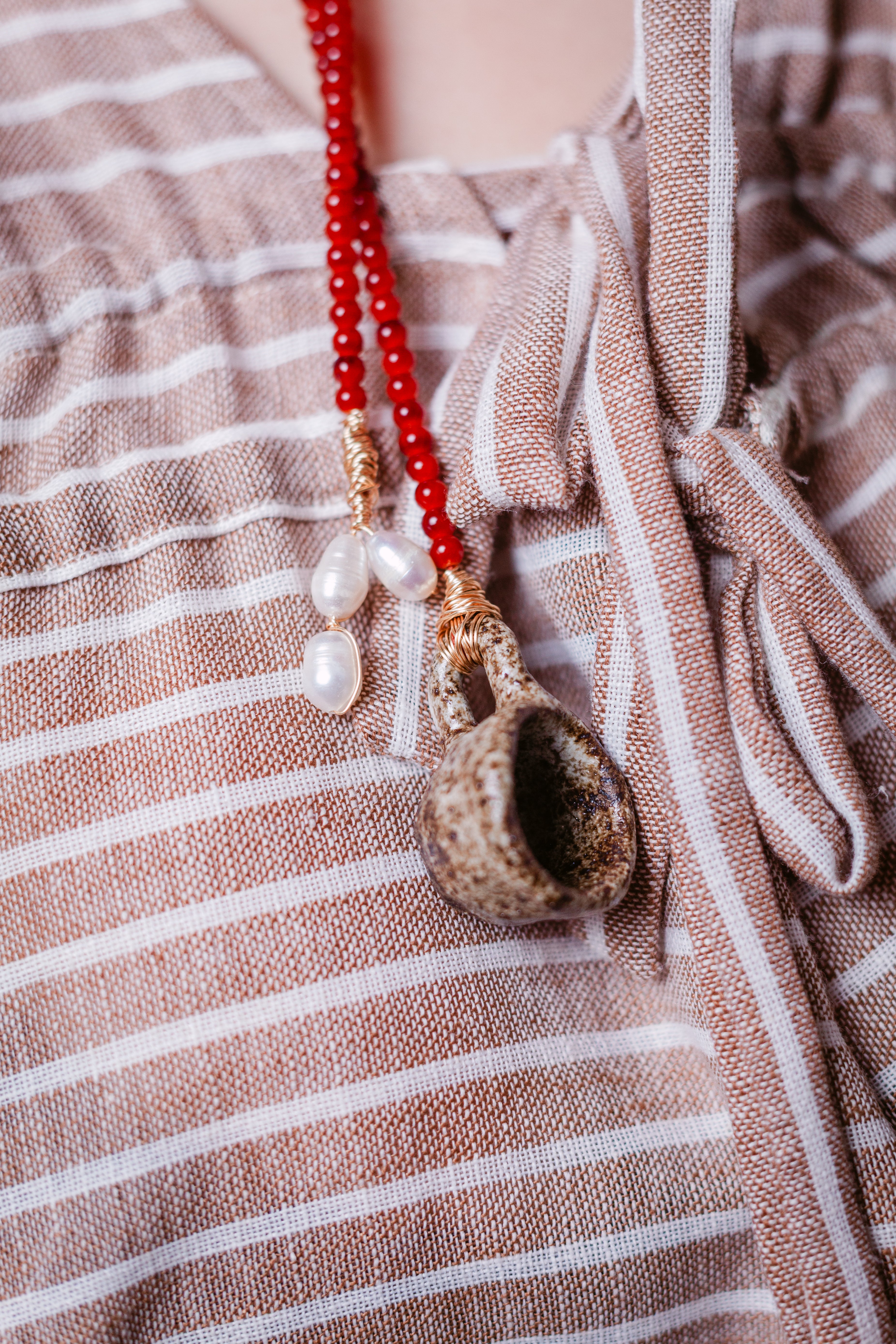 Collar café con espumita